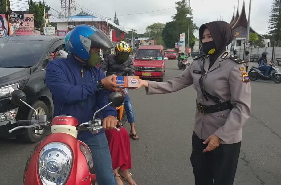 Pembagian nasi kotak kepada warga  dilaksanakan personil Polwan Polres Bukittinggi, sebanyak 100 bungkus nasi kotak